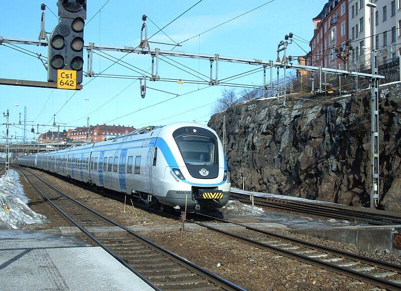 Doppeleinheit X60, vorn X60 08, fhrt am 21.03.2006 in die Station Karlberg ein, jetzt sind schon wesentlich mehr X60 im Einsatz wie im Januar. 