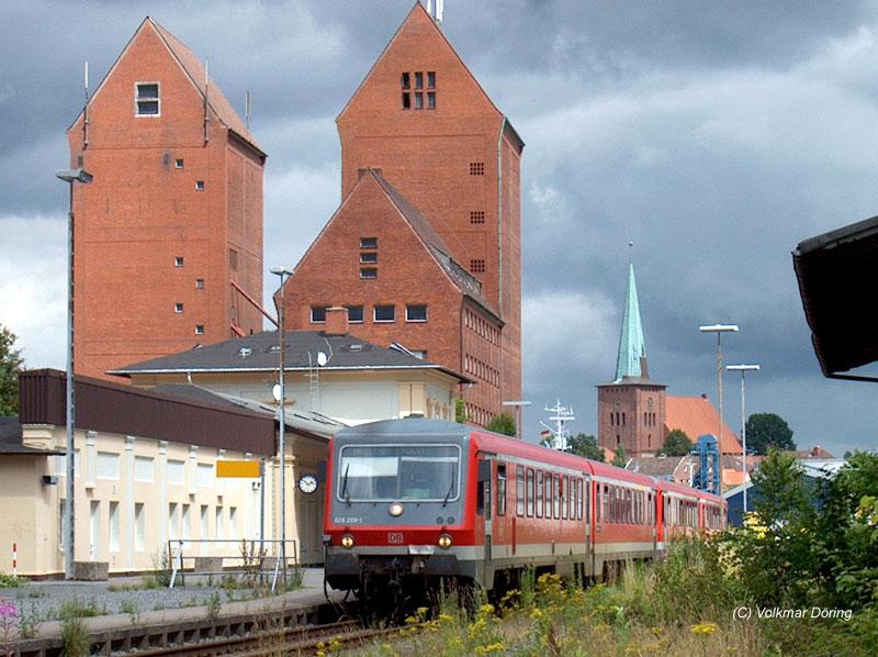 Doppelgarnitur 628 208 + 628 683 abfahrtbereit in Neustadt (Holst) als RB 11757 nach Lbeck - 26.07.2004
