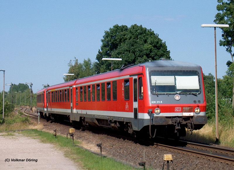 Doppelgarnitur 628 211 + 628 216 als RB 11763 nach Lbeck bei Ausfahrt aus Neustadt (Holst) - 30.07.2004