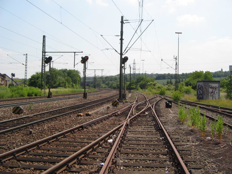 Doppelkreuzungsweiche 329 im Bahnhof Asperg.Besonderheit an der Weiche ist das eine Seite ferngestellt ist und die andere Seite handbedient wird.