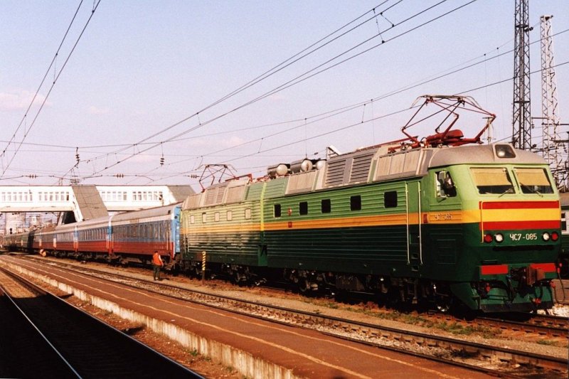 Doppellok ChS7-085 (ЧC7-085) mit Zug 688G-M Ijevsk-Simferopol Pass (688Г-M Ижевск-Симферополь Пасс) auf Bahnhof Vladimir Pass (Владимир Пасс) am 31-08-2004. Bild und scan: Date Jan de Vries.