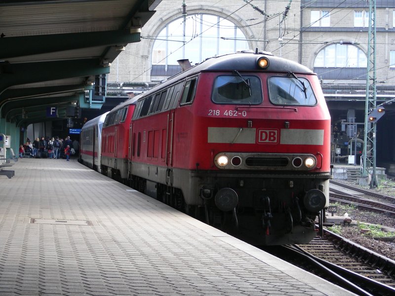 Doppelpack 218 beim ransetzen an den Westerland-IC am 28.10.06