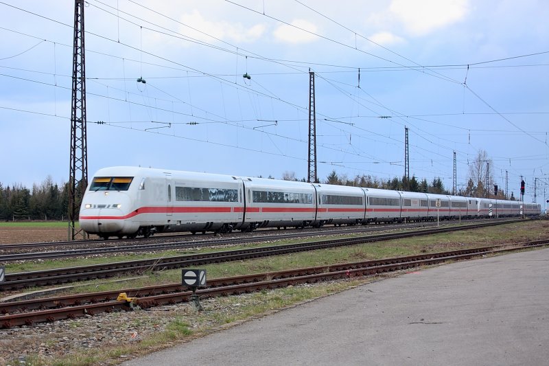 Doppelpack: Ein ICE 2 - Double durcheilt den Bahnhof Gersthofen kurz vor Augsburg Strecke Donauwrth - Augsburg.