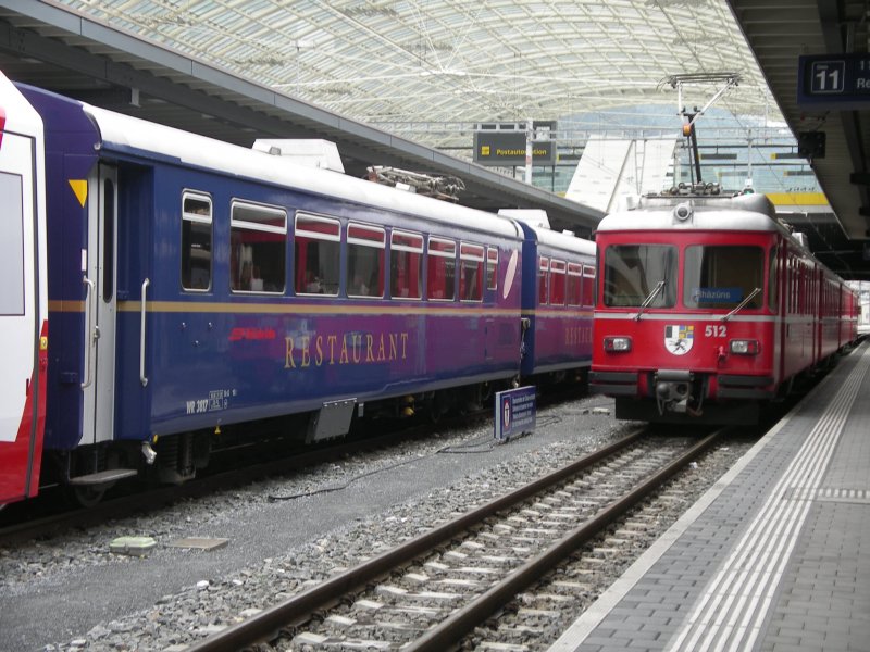 Doppelspeisewagen an Glacierexpress Zug 905 und Be 4/4 512 Pendel bei der Ausfahrt aus Chur nach Rhzns. (08.07.2006)
