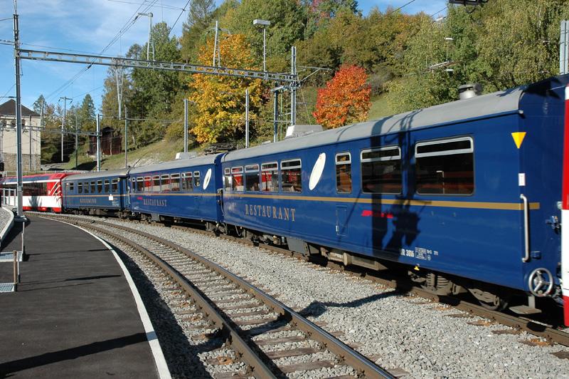 Doppelspeisewagen WR 3816/3817 neu lackiert in  Gourminoblau . Filisur 06.10.05