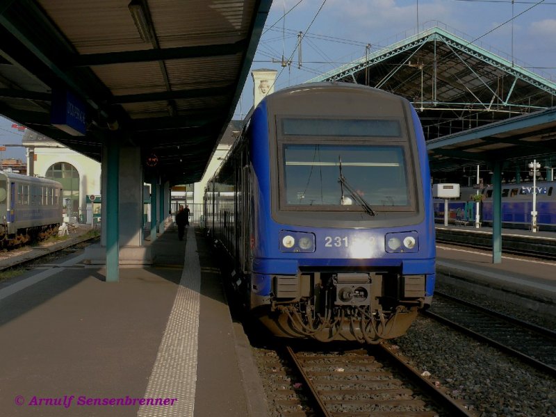 Doppelstock-Elektrotriebwagen Z23523 (Typ TER2N) abfahrbereit in Lyon-Perrache.
08.06.2007  Lyon-Perrache