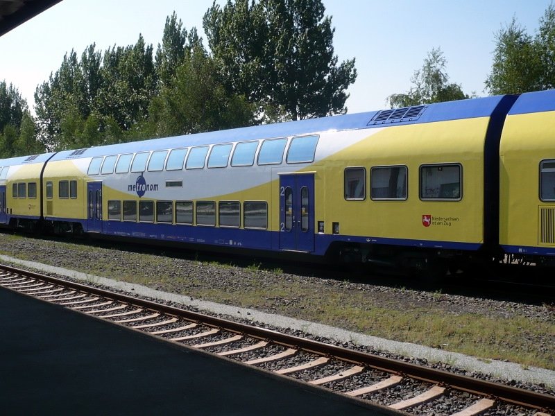 Doppelstock-Mittelwagen 2.Klasse Tiefeinsteiger am 15.05.2008 in Cuxhaven, die lteren Metronom-Mittelwagen Hocheinsteiger (unten 10 Fenster) sind nicht fr Diesel-Lok-Bespannung zugelassen, Hamburg - Cuxhaven ist nicht elektrifiziert.