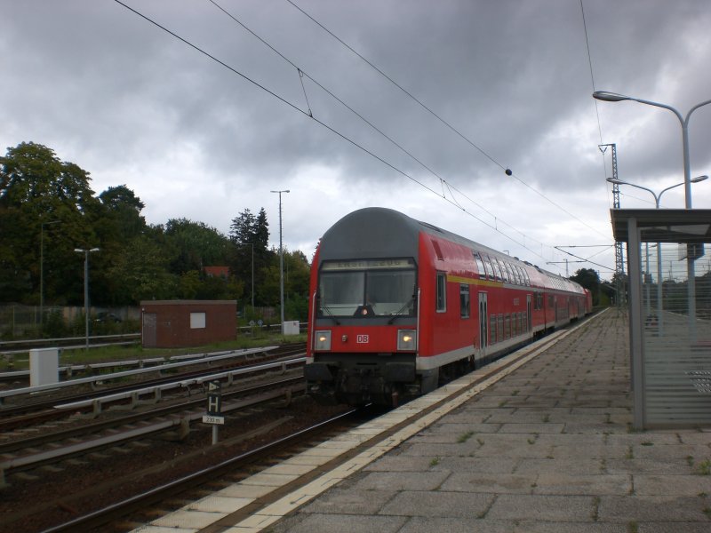 Doppelstock-Steuerwagen (1. Gattung) als Ersatz f�r die Berliner S-Bahn nach Potsdam Hauptbahnhof im Bahnhof Berlin-Wannsee.