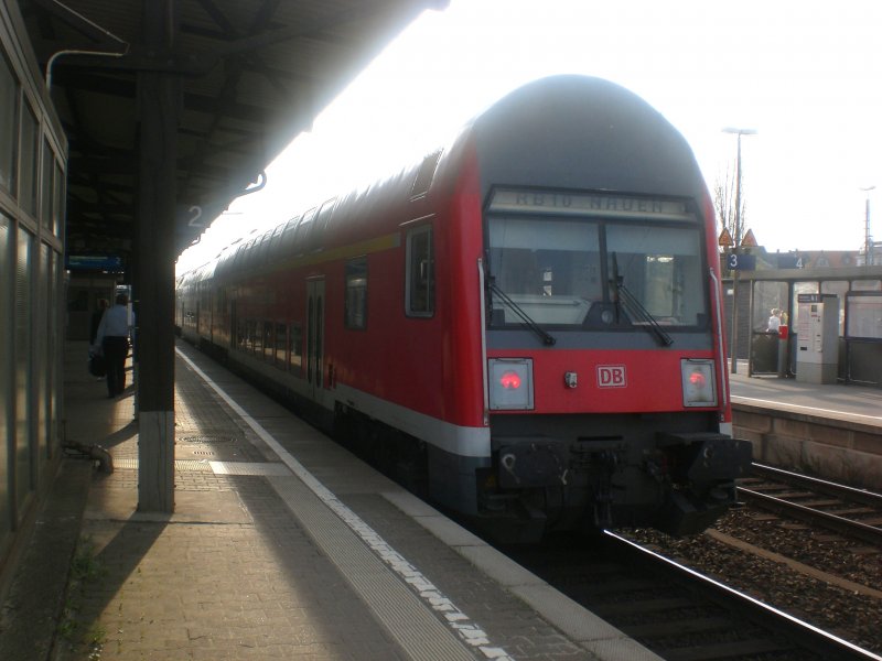 Doppelstock-Steuerwagen (1. Gattung) als RB10 nach Nauen im Bahnhof Berlin-Charlottenburg.