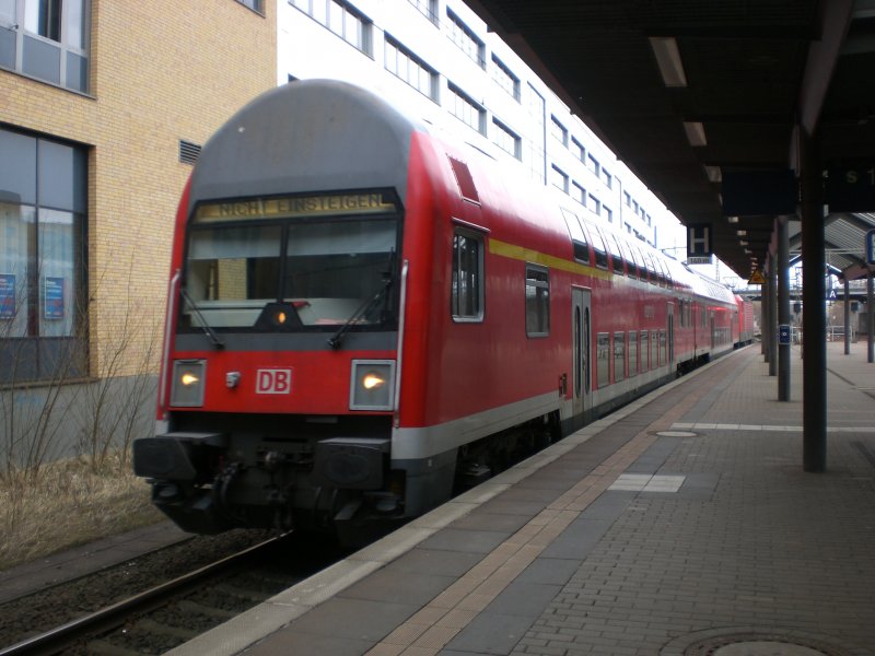 Doppelstock-Steuerwagen (1. Gattung) als RB21 in Potsdam Hauptbahnhof.
