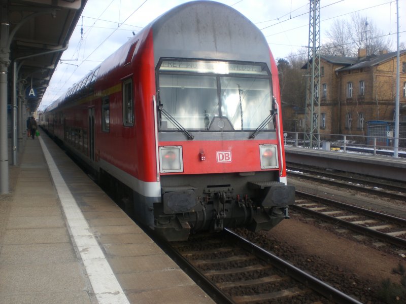 Doppelstock-Steuerwagen (1. Gattung) als RE7 nach Wnsdorf Waldstadt im Bahnhof Berlin-Wannsee.