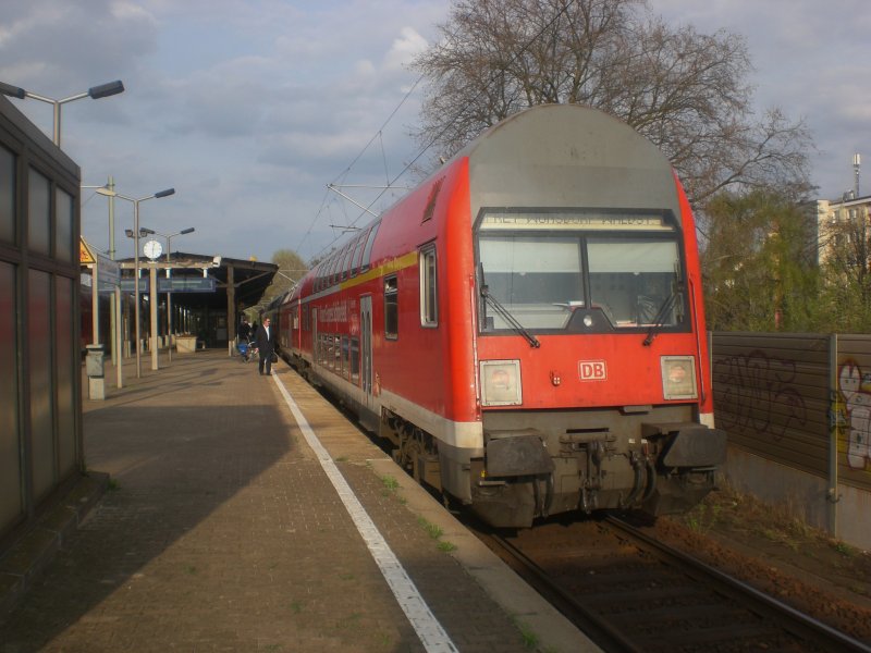 Doppelstock-Steuerwagen (1. Gattung) als RE7 nach Wnsdorf-Waldstadt im Bahnhof Berlin-Charlottenburg.