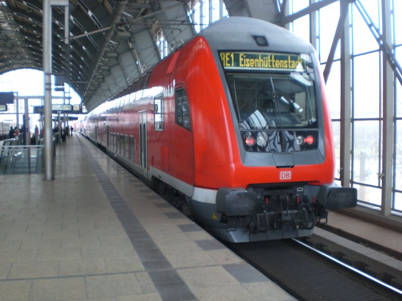 Doppelstock-Steuerwagen (2. Gattung) als RE1 nach Eisenhttenstadt im Bahnhof Berlin-Alexanderplatz.