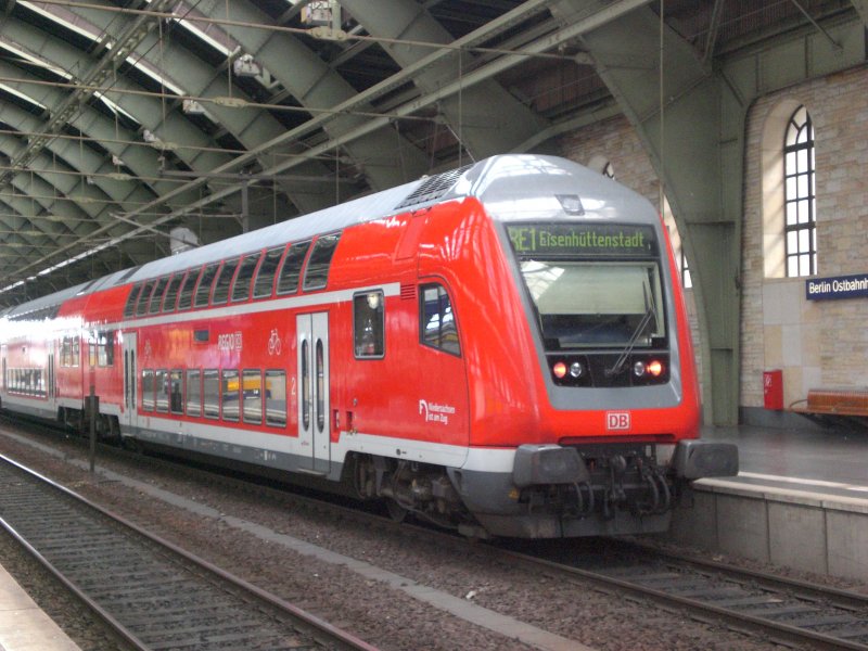 Doppelstock-Steuerwagen (2. Gattung) als RE1 nach Eisenhttenstadt im Berlin Ostbahnhof.

