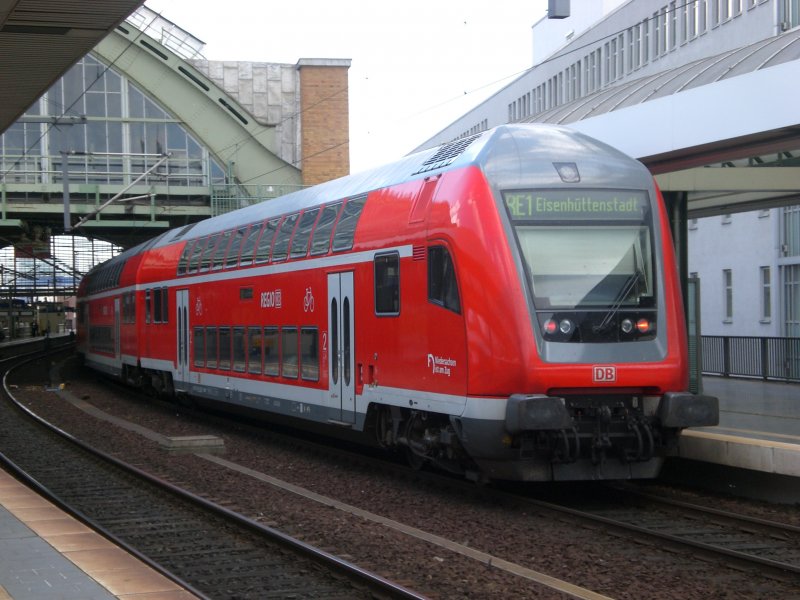 Doppelstock-Steuerwagen (2. Gattung) als RE1 nach Eisenhttenstadt im Berlin Ostbahnhof. 