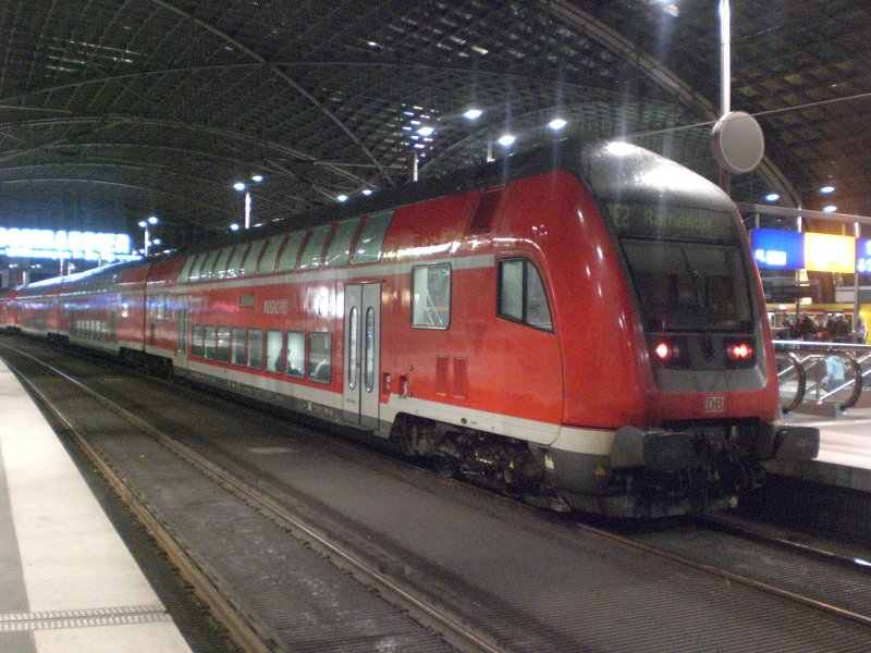 Doppelstock-Steuerwagen (2. Gattung) als RE2 nach Rathenow im Berlin Hauptbahnhof.