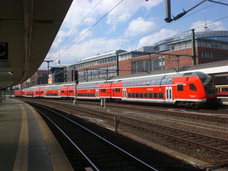Doppelstock-Steuerwagen (2. Gattung) als RE2 nach Wismar am Berlin Ostbahnhof. 