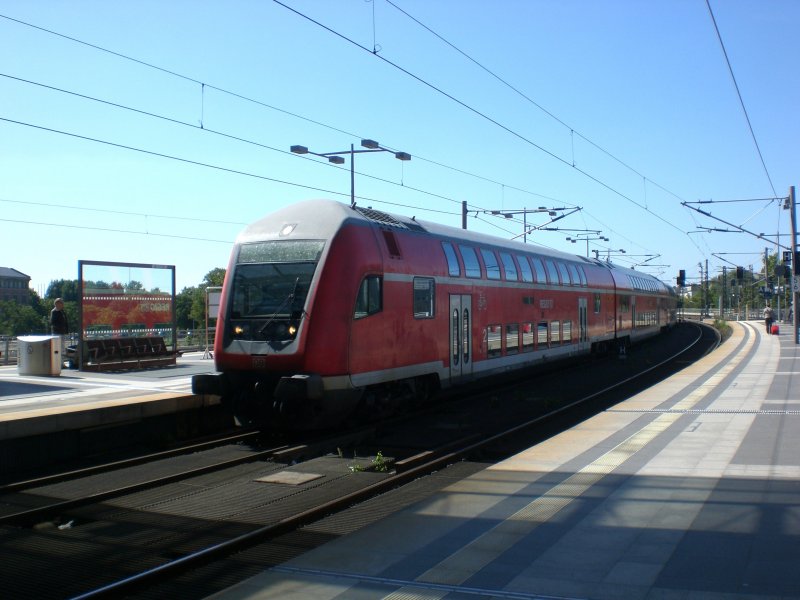 Doppelstock-Steuerwagen (2. Gattung) als RE2 nach Cottbus im Berlin Hauptbahnhof.