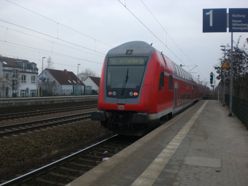 Doppelstock-Steuerwagen (2. Gattung) als RE4 nach Wittenberge im Bahnhof Falkensee.