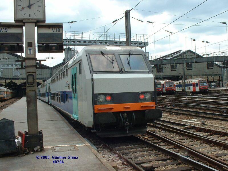 Doppelstock-Steuerwagen am 11.05.2003 im Bahnhof Paris-St-Lazare.