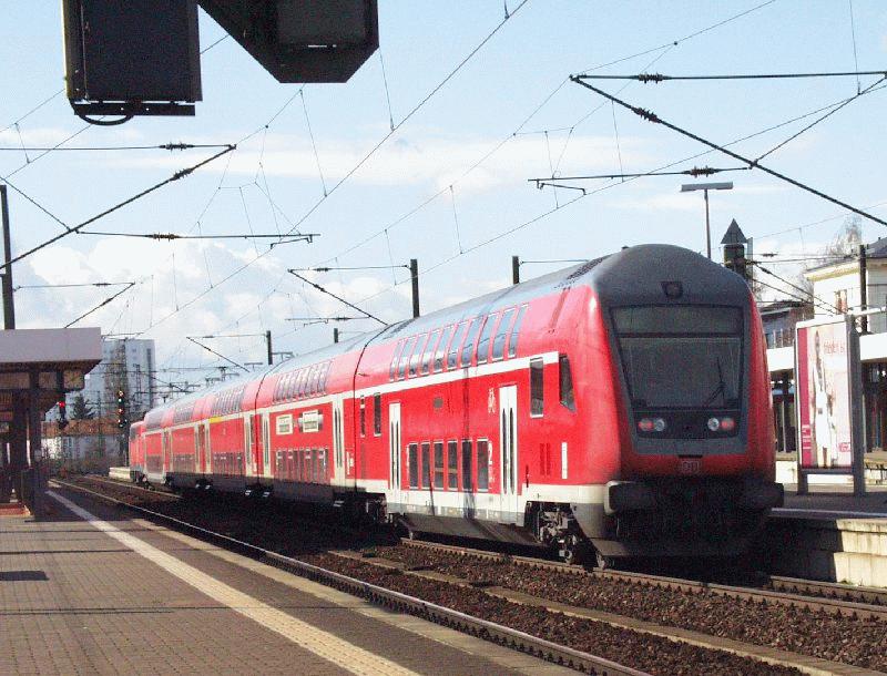 Doppelstock-Steuerwagen der Bauart DBpbzfa 763 (verkehrsrot) der DB Regio AG steht mit RB 15715 von Wchtersbach nach Frankfurt(Main)Hbf in Frankfurt(Main)Sd.<br><br>
Datum: 28. Februar 2002


