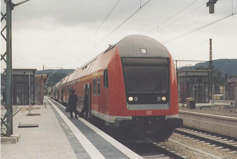 Doppelstock-Steuerwagen in DR-Umbauausfhrung mit modernen Steuerkopf im August 1998 in Saalfeld. Gibt es nur in verkehrs-rot.