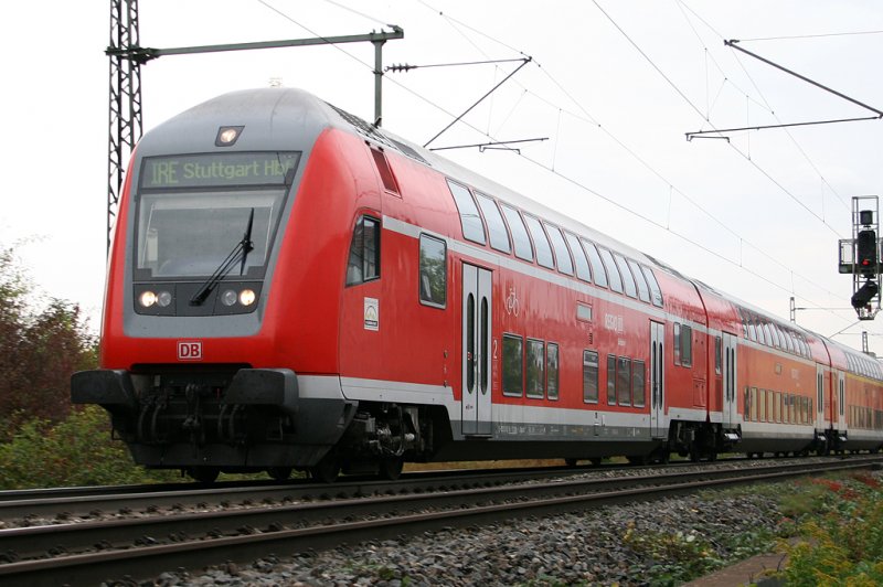 Doppelstock Steuerwagen unterwegs nach Stuttgart, geschoben von der 146 225-8. Aufgenommen am 6.10.2009 nahe dem Gppinger Bahnhof