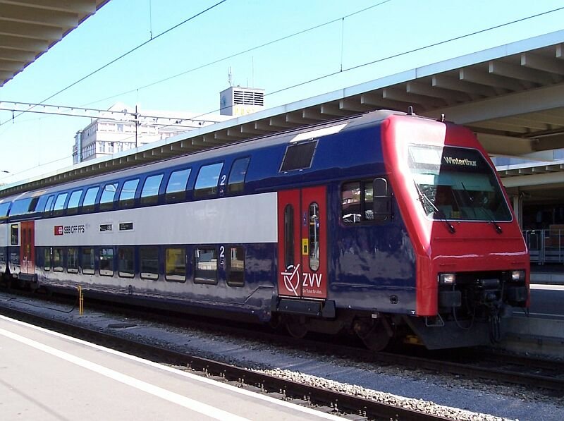 Doppelstock-Steuerwagen der Zricher S-Bahn mit roten Tren und Symbol ZVV am 01.06.2006 in Zrich Hbf.