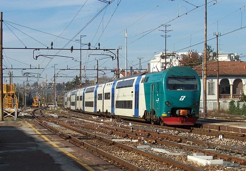 Doppelstock-Triebzug Ale 506-012 verlt am 14.11.2006 den Bahnhof Gallarate in Richtung Varese, in groer Schrift ist an den beiden Endwagen auch  Treno 12  angeschrieben.