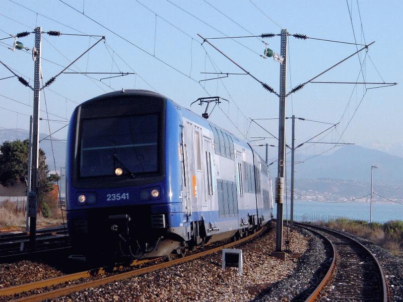 Doppelstock-Triebzug der Baureihe 23 aus Nizza bei der Einfahrt in Antibes, im Hintergrund Promenade des Anglais in Nizza, 8:10-23MAR2002