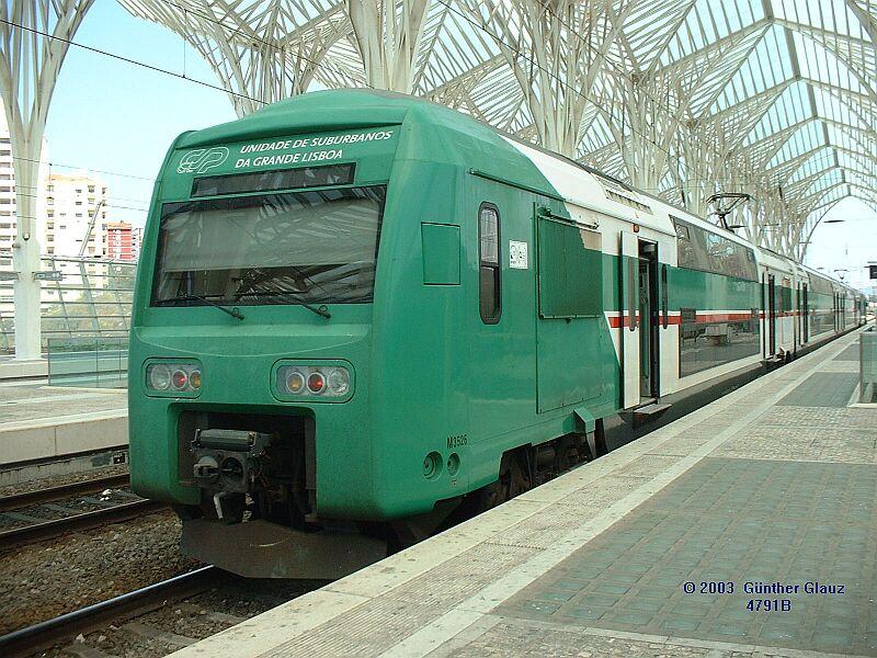 Doppelstock-Triebzug BR 3500 am 07.05.2003 in Lissabon Oriente. Dieser Bahnhof ist sehr modern, er wurde zur Weltausstellung Expo 1998 in Lissabon gebaut.