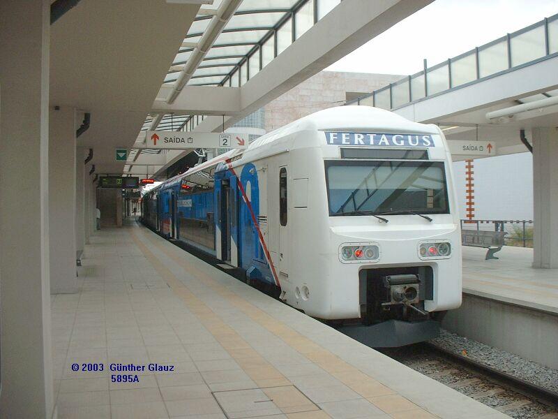 Doppelstock-Triebzug BR 3500 FERTAGUS am 22.09.2003 im Endbahnhof Fogueteiro. Von den 8 Bahnhfen sind 4 in Lissabon und 4 auf der anderen Seite des Tejo, wo alle Bahnhfe groe P&R-Parkpltze haben. Die Zge fahren im 15-Minuten-Takt, im Berufsverkehr im 7,5-Minuten-Takt.