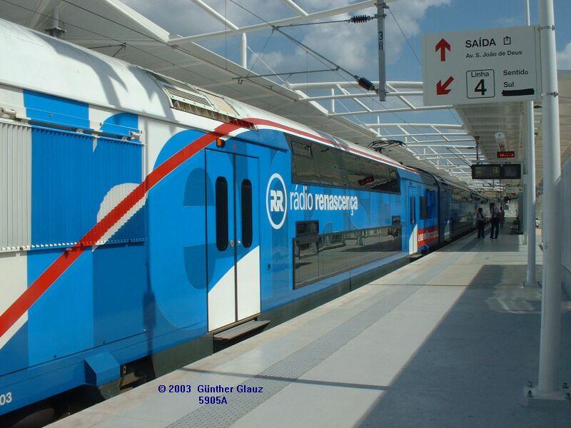 Doppelstock-Triebzug BR 3500 FERTAGUS am 22.09.2003 in Lissabon Roma-Areeiro.