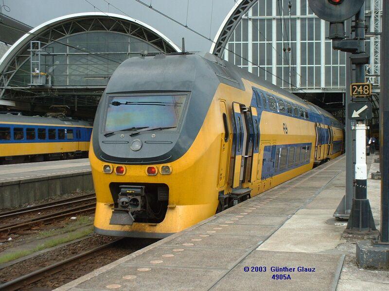 Doppelstock-Triebzug BR 8400 am 13.05.2003 in Amsterdam Centraal. Diese vierteiligen Triebzge sind mit bis zu 3 Einheiten, also 12 Wagen, als IC-Zge eingesetzt.
