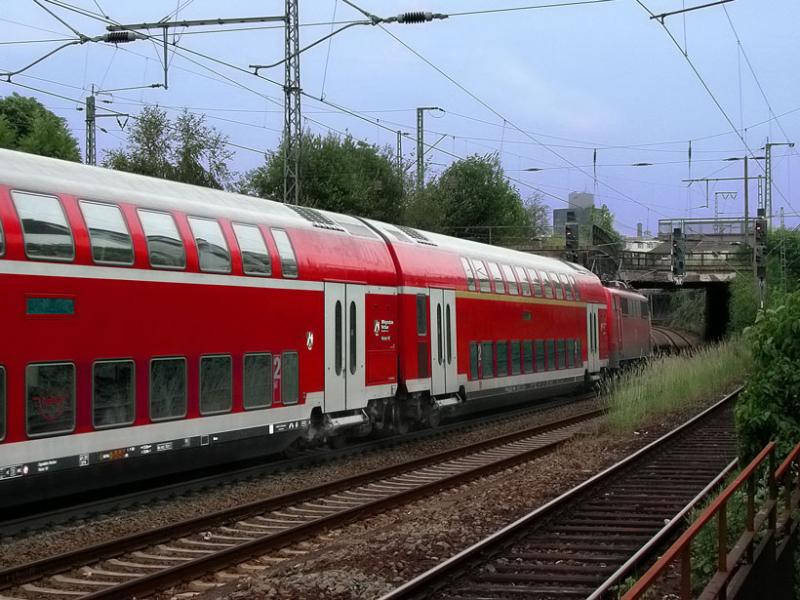 Doppelstock-Wagen (NRW) der neueren Art. Ausfahrt Hagen Hbf Richtung Wuppertal, Dsseldorf, geschoben von einer Lok BR111.
Aufn.2004