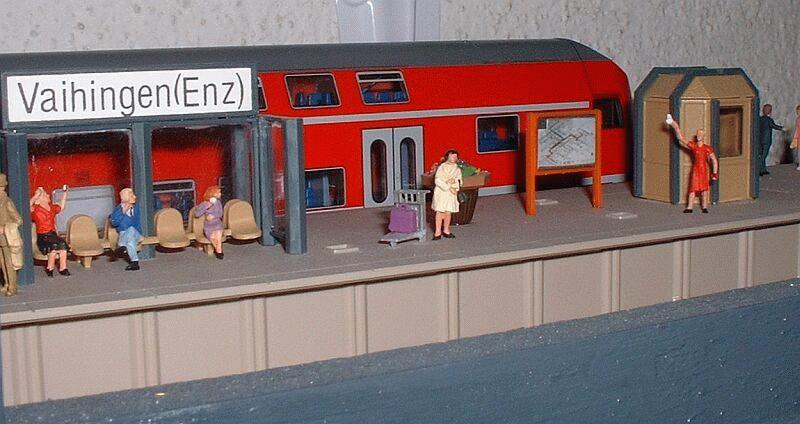 Doppelstock-Wendezug (Steuerwagen 53111 von PIKO) im Bahnhof  Vaihingen/Enz . Der Orginal-Bahnhof liegt an der Schnellfahrstrecke Stuttgart - Mannheim, da fahren auf den bahnsteiglosen Mittelgleisen ICEs mit 250 km/h durch.