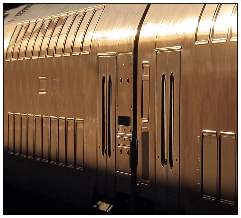 Doppelstock-Zwischenwagen anders gesehen. Bahnhof Stuttgart Bad Cannstatt am 

28.08.2009 (M)