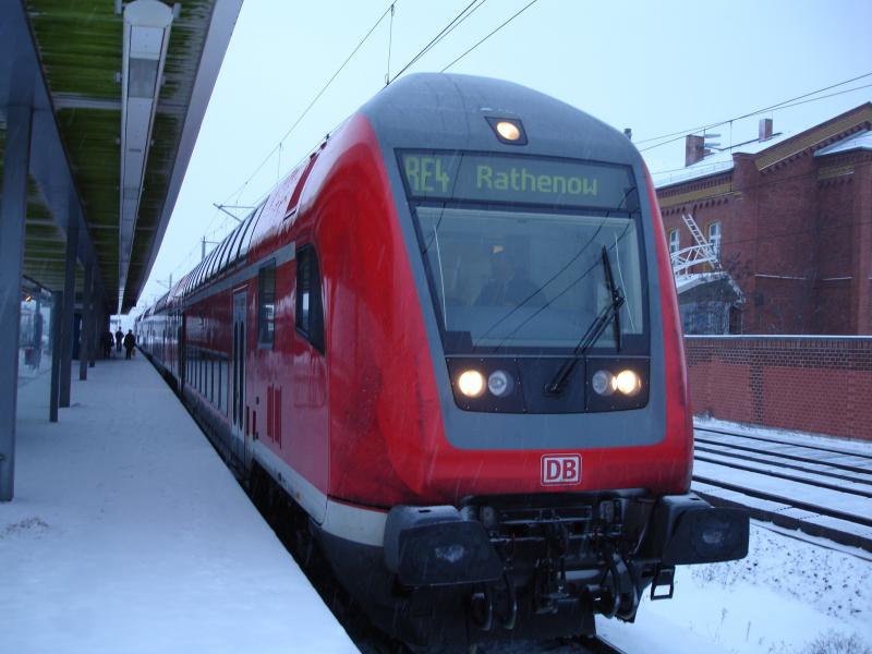 Doppelstocksteuerwagen der 765er Reihe als RE4 nach Falkenberg(Elster) am 4.Januar 2006 im Bahnhof Rathenow  