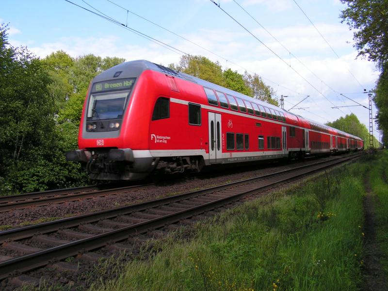 Doppelstocksteuerwagen der Gattung 3 DBpbzf hier als RE nach Bremen kurz vor dem Halt in Nienburg (Weser).