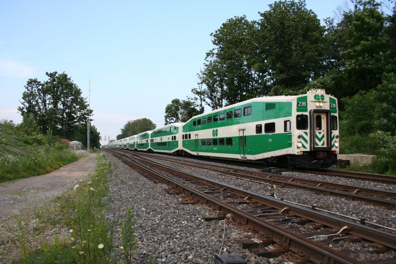 Doppelstockvorortszug der GO Transit mit MP40-3c 601 als Schublok bei Hamilton,ON am 28.7.2009. 

