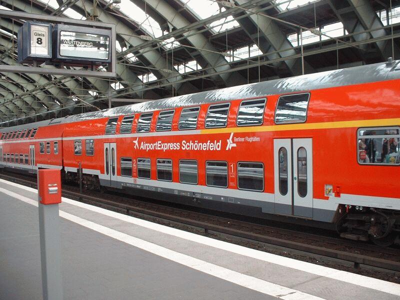Doppelstockwagen  Airport Express Schnefeld in Berlin Ostbahnhof. 19.06.2002