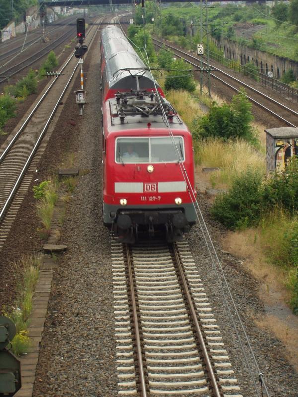 Doppelstockwagen  bei der Durchfahrt in Derendorf zwischen Dsseldorf Flughafen und Dsseldorf Hauptbahnhof