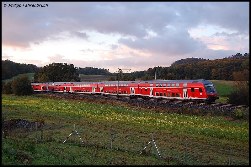 Doppelstockwagen des RE 19470 von Aalen nach Stuttgart, aufgenommen am Abend des 18.10.07 bei Aalen-Essingen.