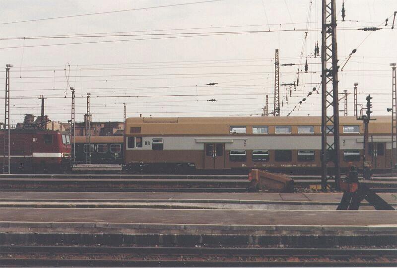 Doppelstockwagen in DR-Ausfhrung, braun-beige, mit Schiebtren im Juni 1992 in Leipzig, Leipziger S-Bahn.