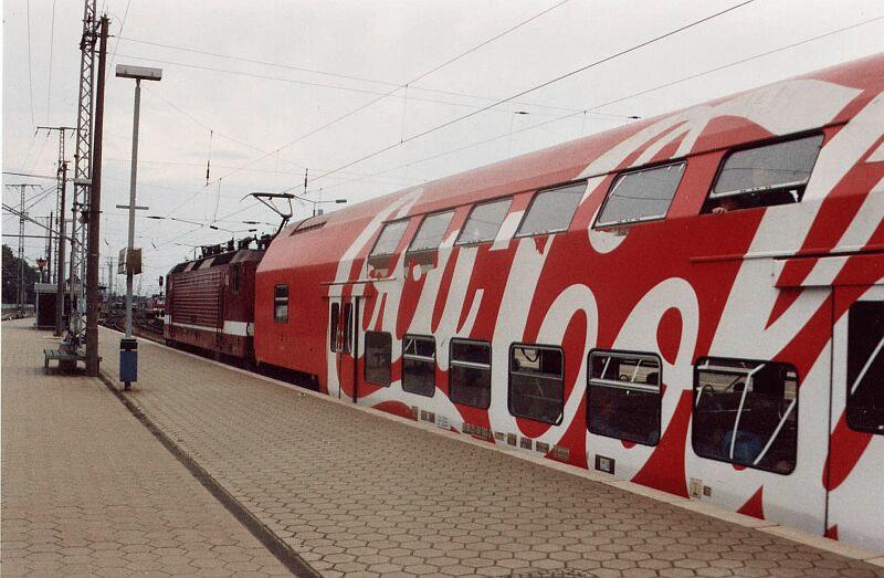 Doppelstockwagen in DR-Ausfhrung mit Coca-Cola-Werbung im August 1995 in Stralsund, RE Stralsund - Berlin-Lichtenberg.
