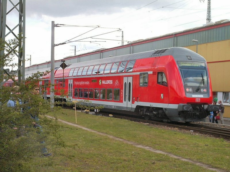 Doppelstockwagen der neuesten Bauart in Erfurt 'Hp. Bahnwerk' anllich des Pendelverkehrs Hbf - Bahnwerk. Die Wagen gehre zur S-Bahn halle und sind im Raum Erfurt sonst bisher nicht im Einsatz, 2006