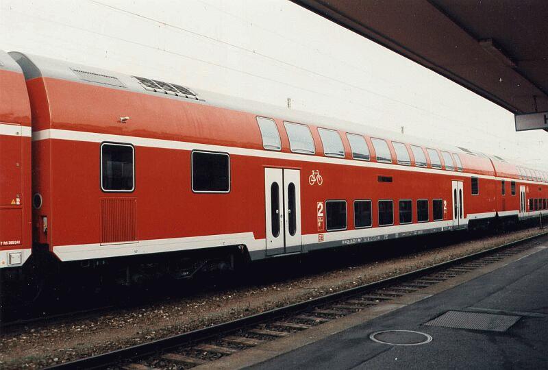 Doppelstockwagen neuster Ausfhrung mit Klimaanlage und Tren neben den Drehgestellen in verkehrs-rot im Oktober 1997