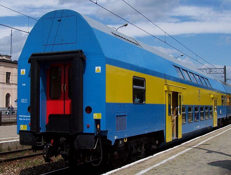 Doppelstockwagen der PKP in blau/hellgelb, Tren hellgelb, bergangs-Tren rot am 28.06.2005 in Bialystok / Ost-Polen. Es gibt auch die Farbkombination blau/hellgelb, Tren blau, habe ich aber nicht vor die Camera bekommen.