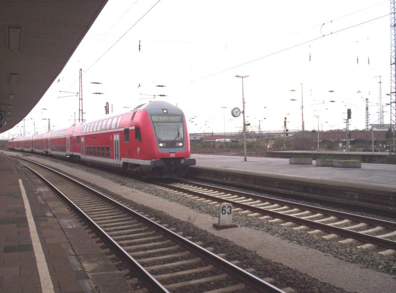 Doppelstockzug des RE 6 nach Minden(Westf) bei der Einfahrt von Duisburg Hbf. Geschoben von 146 004-7