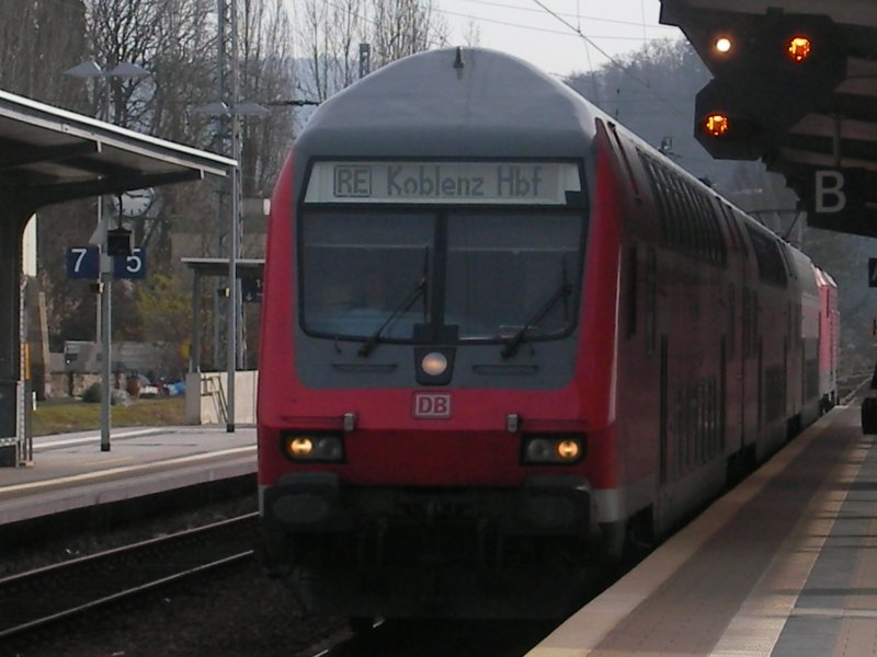 Doppelstockzug der Relation RE1 (Mosel-Saar-Express) in Bullay